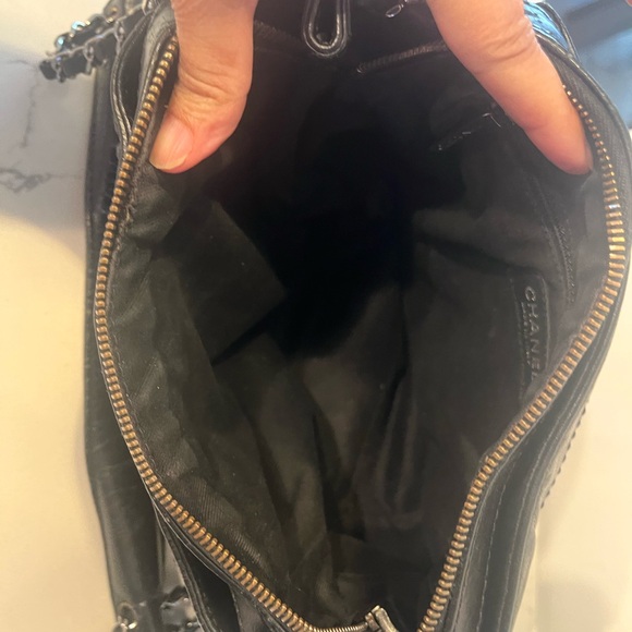 CHANEL Black Leather Handbag with Silver Details - Picture 5 of 13